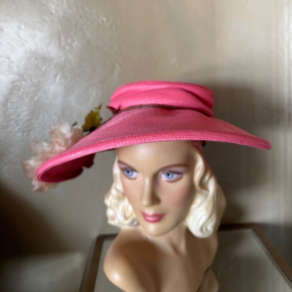 VIBRANT 1960s\' DESIGNER PINK STRAW WIDE BRIM HAT WITH WHITE FABRIC FLOWER main image 5